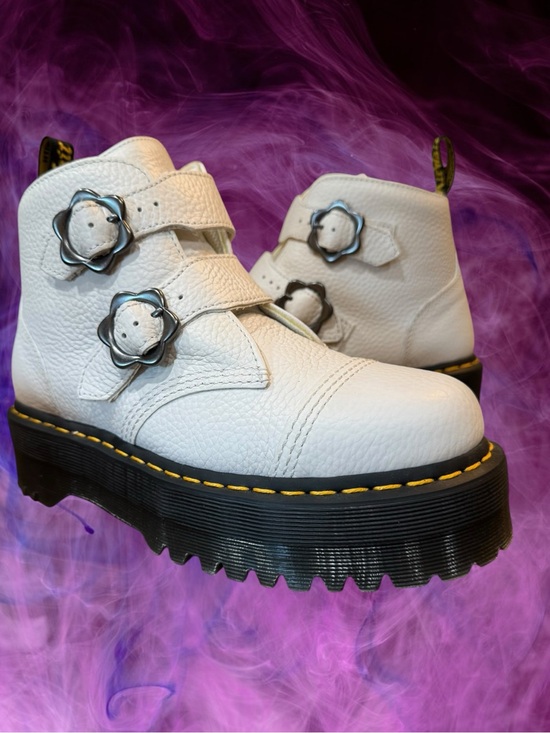 Dr. Martens Shoes - Dr. Martens Devon Flower Buckle White Pebbled Leather Platform Boots Sz 9 NEW
